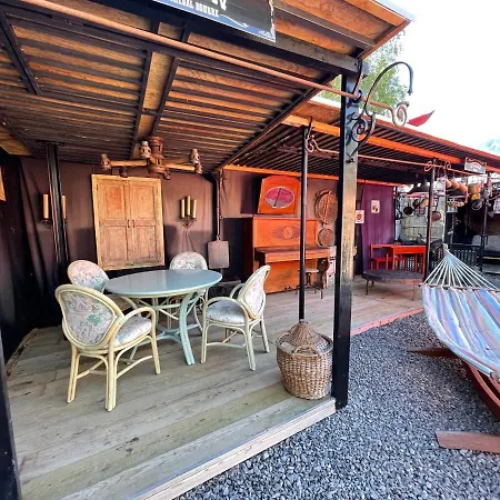 Crazy Lounge Bed and Breakfast
